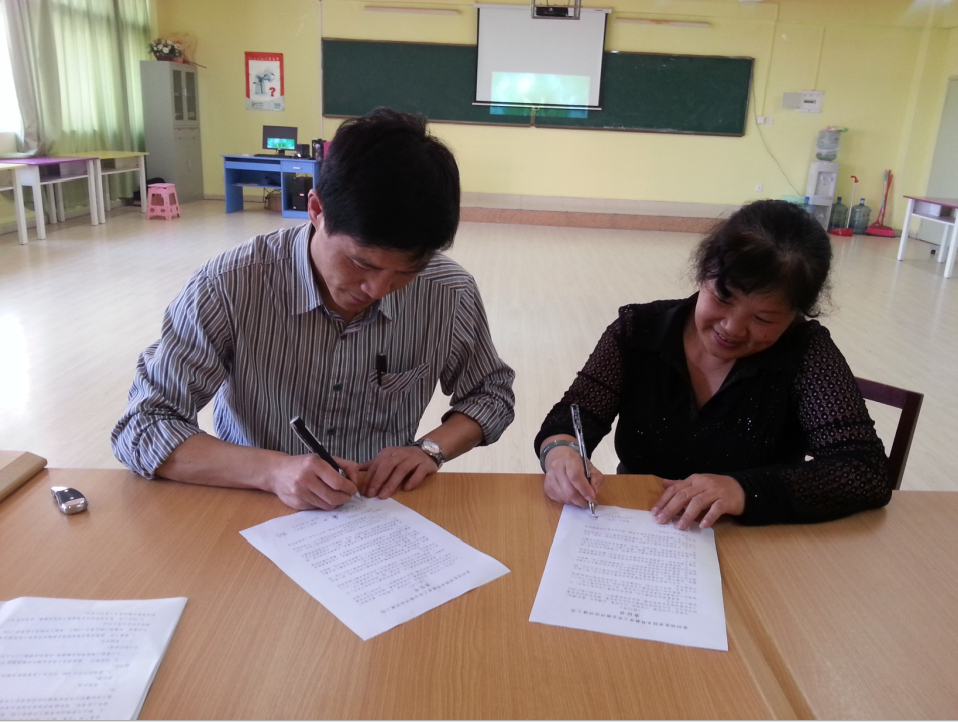   韩山馆长与全馆职工签订《本科教学合格评估工作责任书》
